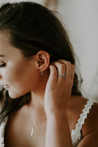 bride-wearing-u-shaped-threader-earrings