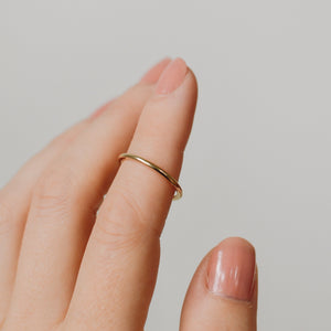 sustainable-14k-gold-smooth-simple-band