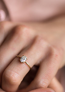 The Goldfinch | Oval Diamond Solitaire