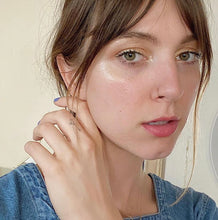 Load image into Gallery viewer, woman-with-minimalist-gold-nose-ring