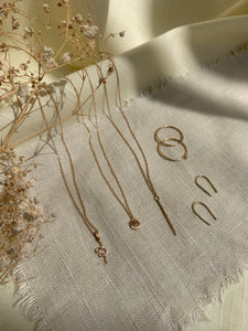 minimalist-gold-jewelry-layout-with-dried-flowers